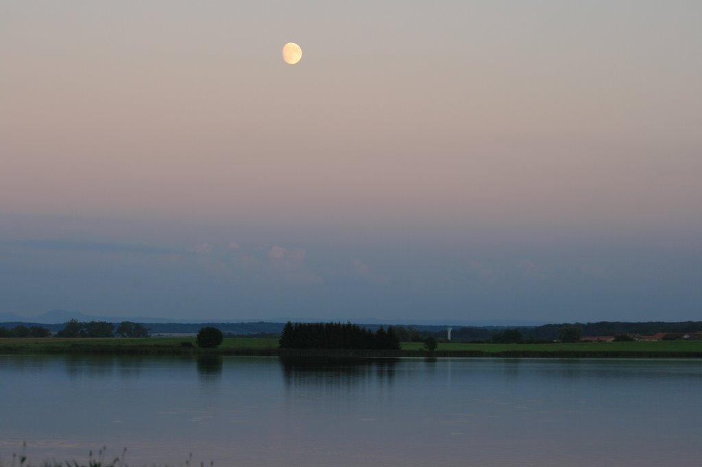 Levé de lune sur l'étang de LINDRE by christophe toubhance