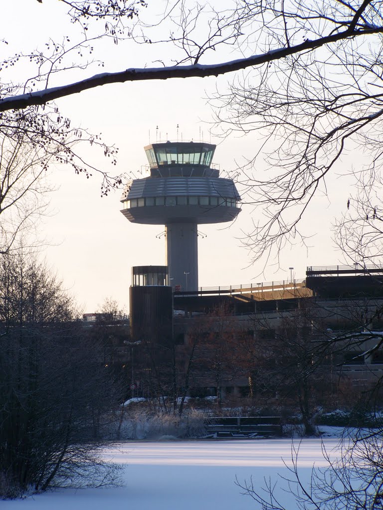 See und alter Tower (in grau) am Hannover Airport .. 19.12.2009 by JensB2001