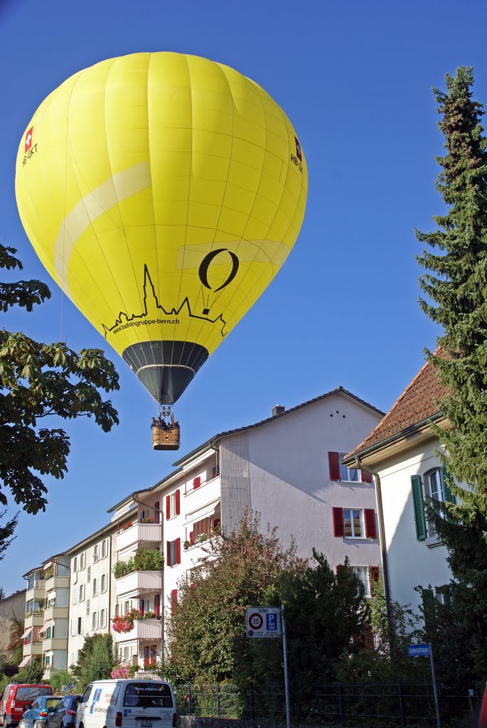 Ballon im Tiefflug by Toni Wyss, Hamburg