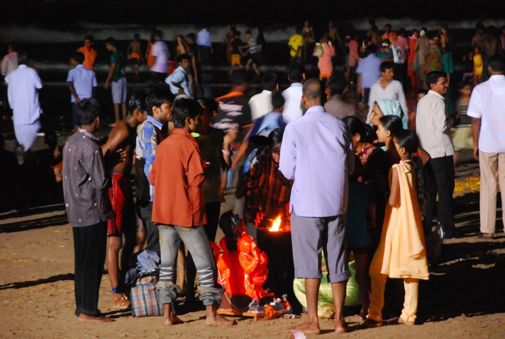 Festa di Ganesh, Juhu Beach by paoloscolari