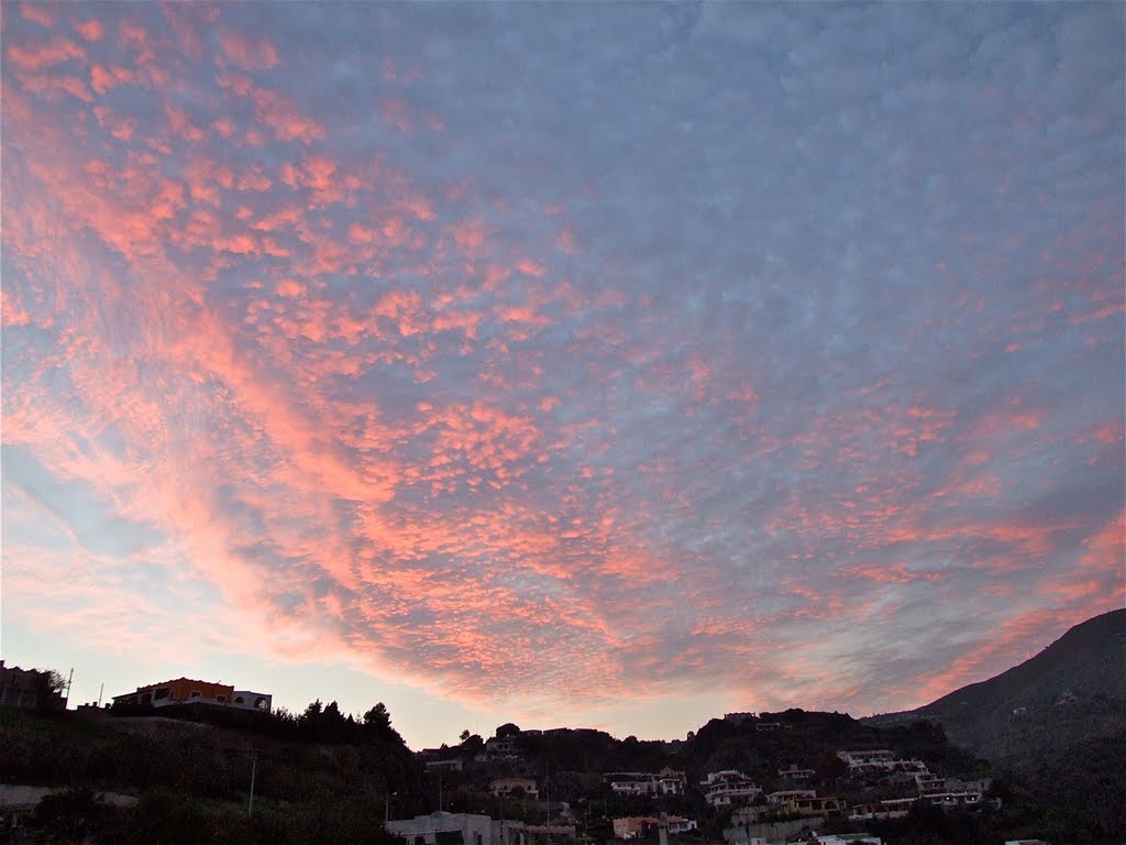 Lipari: Riflessi spettacolari di un normale tramonto by Antonio Iacullo