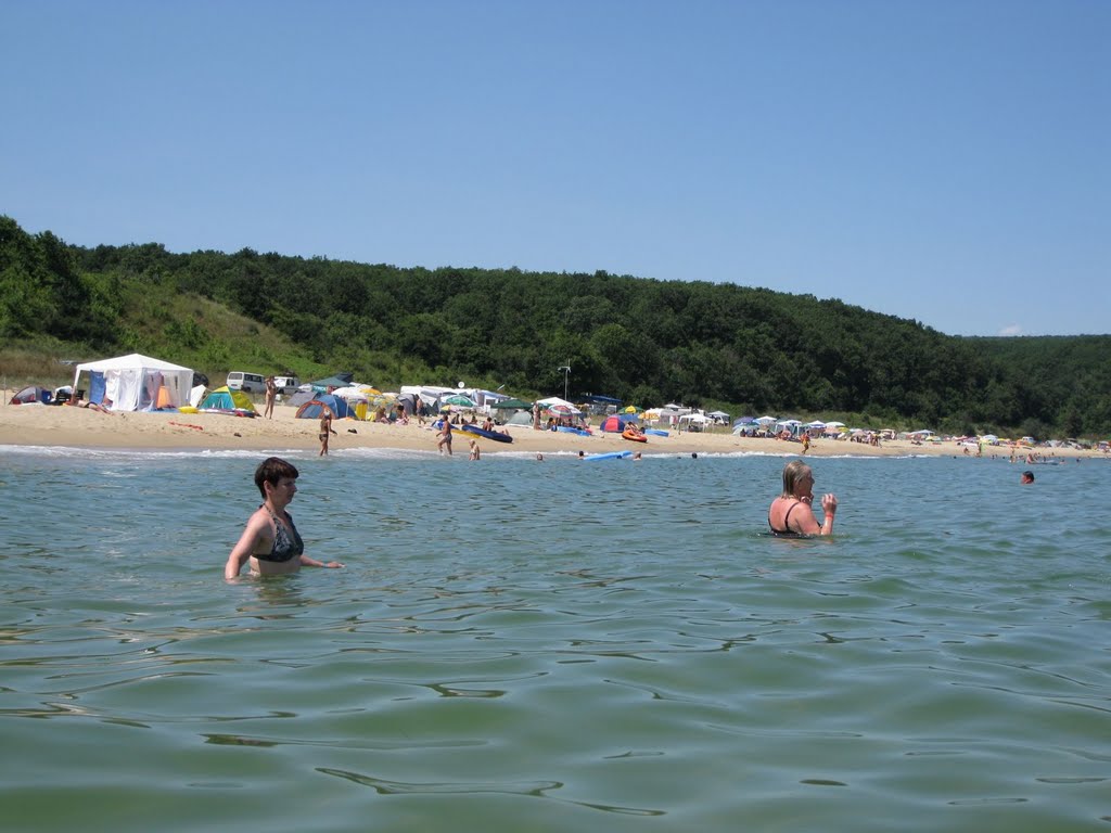 Denne "vilde" strand nord for Byala fortjener mange flere fotos. Se dem på www.bulgarien.dk. Her er flere kilometer til nærmeste asfaltvej og hus, men alligevel er stranden proppet med sommerturister, som camperer her. Den sydlige del af stranden besøges a by Bulgarien DK Varna