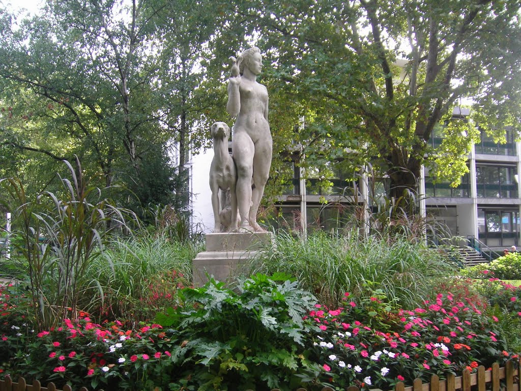 Villeneuve-la-Garenne Statue jardin hotel de ville (vue de face) by avdennur atqasi