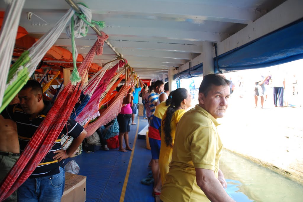 Santarem, pouco antes de zarpar para Manaus, 800 km rio acima. by Thomas Koch