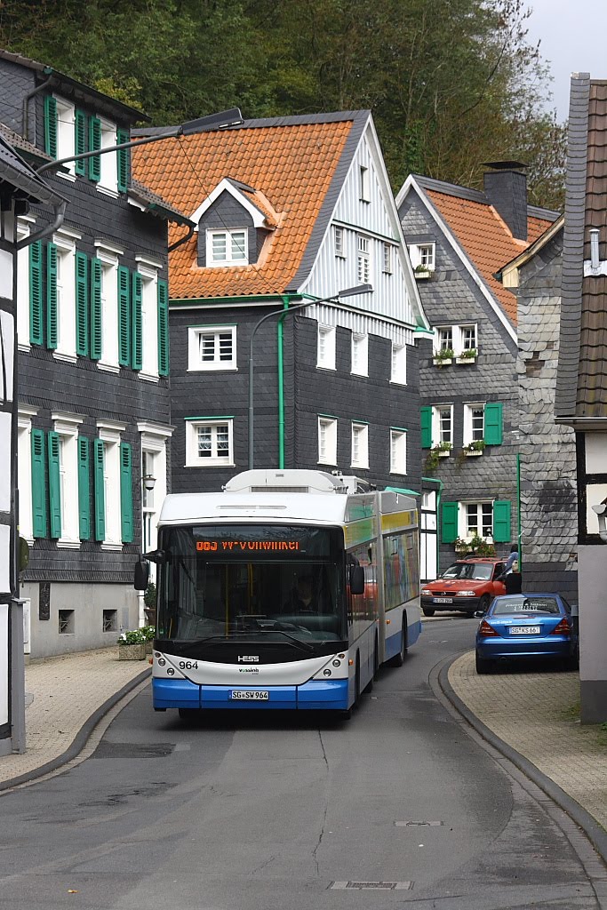 Nicht viel Platz hat der O-Bus bei Burg by lemtry