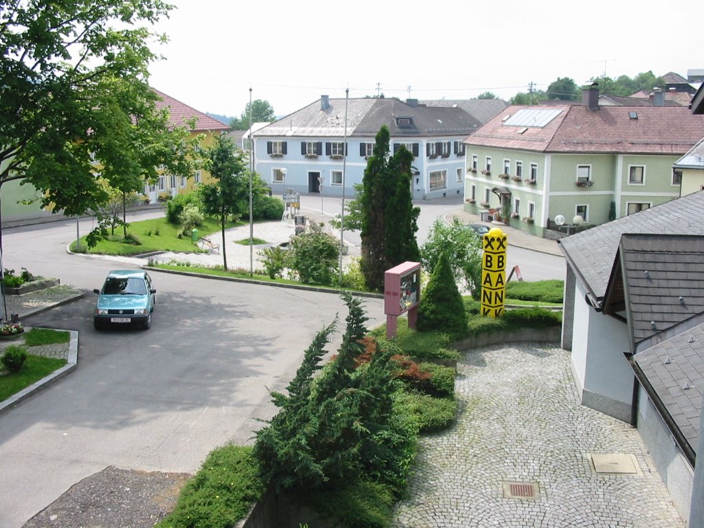 Blick auf den Marktplatz durch das Fenster des alten Pfarrhofes by aaaa14