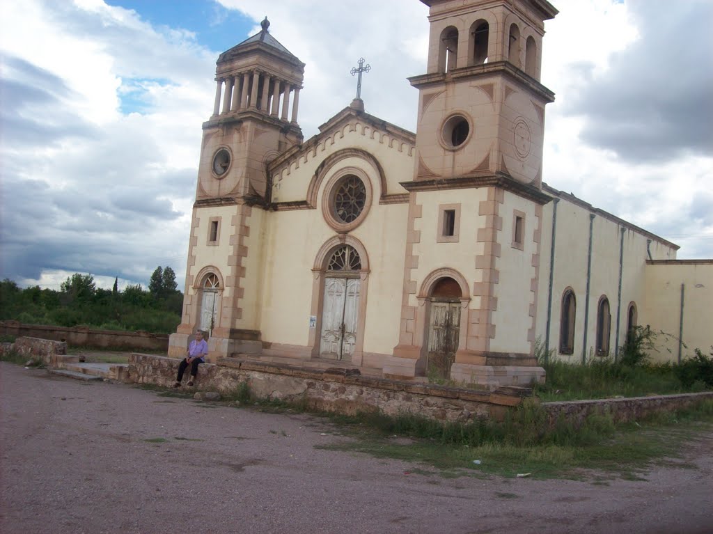 Iglesia en las quintas carolinas by Arachucha