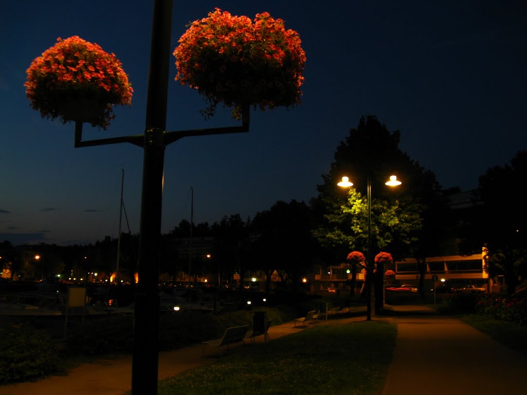 Nacht auf der Hafenpromenade by e.m.r.