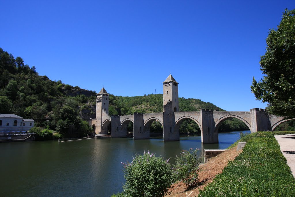 Pont Valentre by Takeshi Ueshima