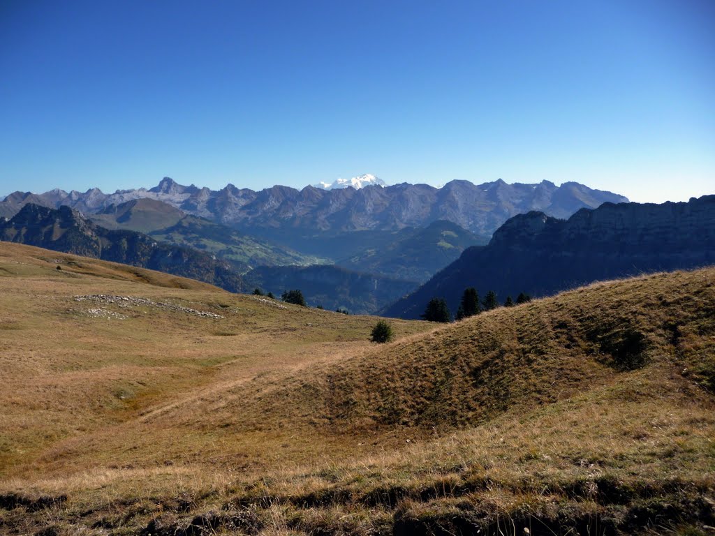 La chaîne des Aravis depuis la Montagne des Auges by claude bouille