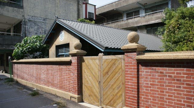 彰化扇型車庫旁日式房屋(有台鐵標誌) / Japanese style house near Changhua Train Roundhouse by Blair Yu (游輝哲)