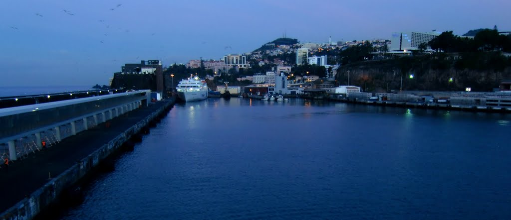 Funchal im Morgengrauen by Jens Hilprecht