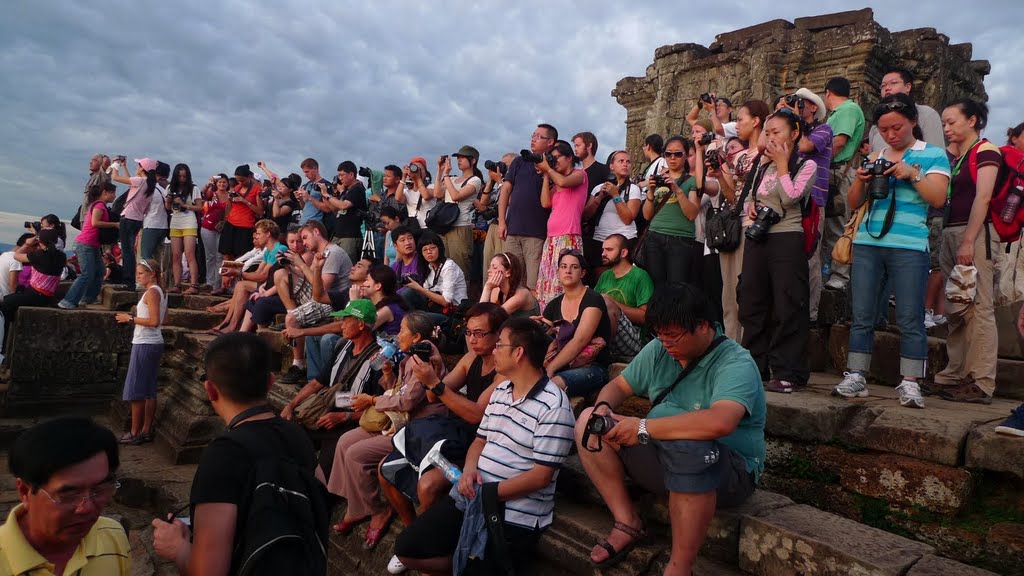 Turistas vendo el atardecer desde Phnom Bakeng by ignacio.garcia