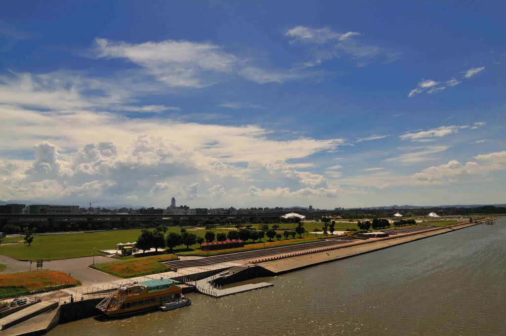 View from Dazhi Bridge 大直橋上遠眺 by SSKKBB