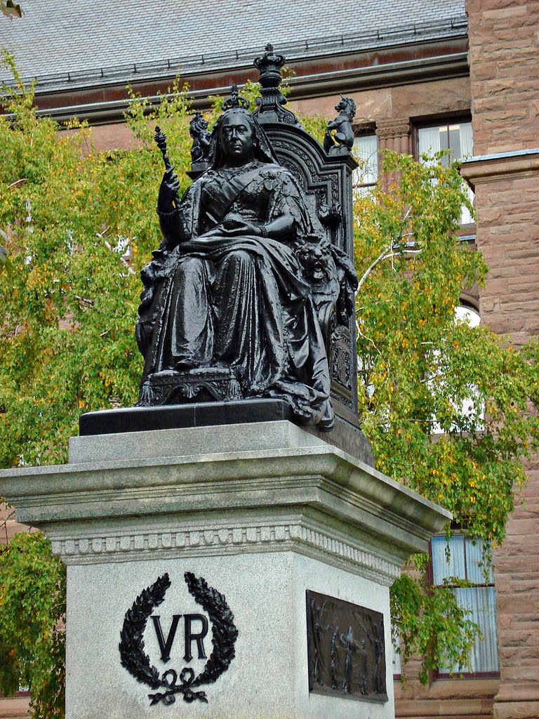 Queen Victoria Memorial Statue by pano_fan2010