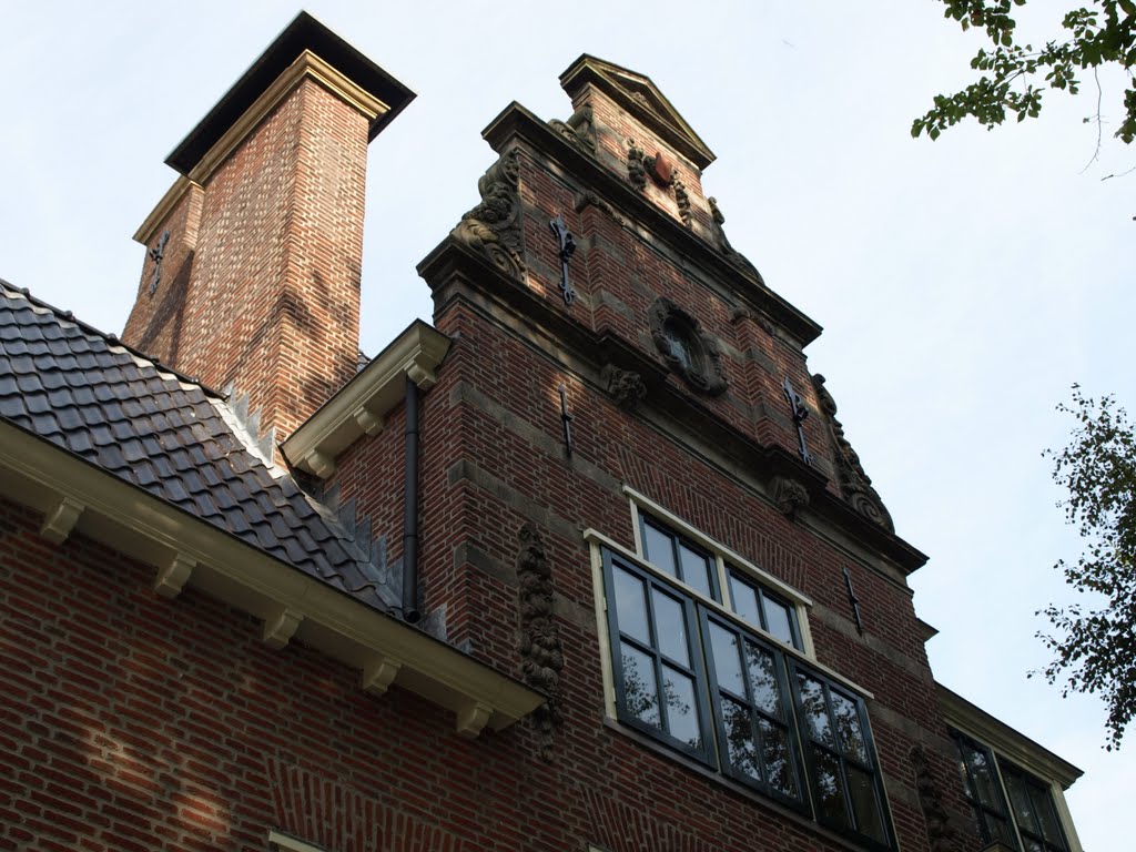 Galerijwoningen aan de Turfsingel 64-74, ontworpen in de stijl van de "Delftse School" door architect S.J. Bouma (1899-1959). by Hans R. van der Woud…