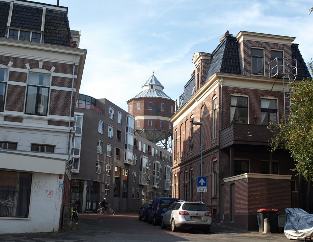 Watertoren aan de Noorderbinnensingel, in 1908 ontworpen door C. Francke, en het Verzorgingscomplex "Ebbingepoort", ontworpen door het Architectenbureau Haykens, Jansma & Kremer (http://www.hjk-architecten.nl/). by Hans R van der Woude