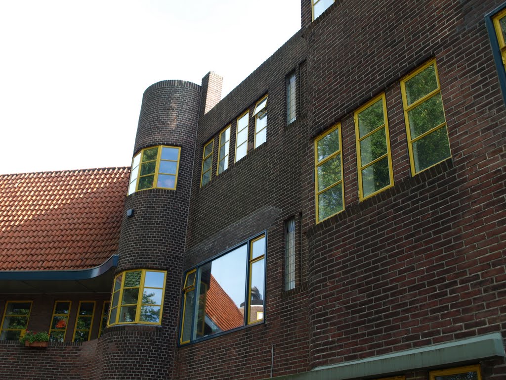 Wooncomplex aan het Bernoulliplein, gebouwd in de stijl van de Amsterdamse School van architect Jo Boer (1895-1971). by Hans R. van der Woud…