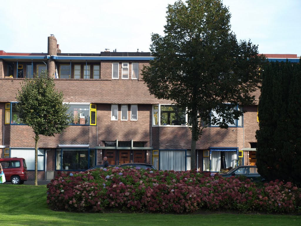 Wooncomplex aan het Bernoulliplein, gebouwd in de stijl van de Amsterdamse School van architect Jo Boer (1895-1971). by Hans R. van der Woud…