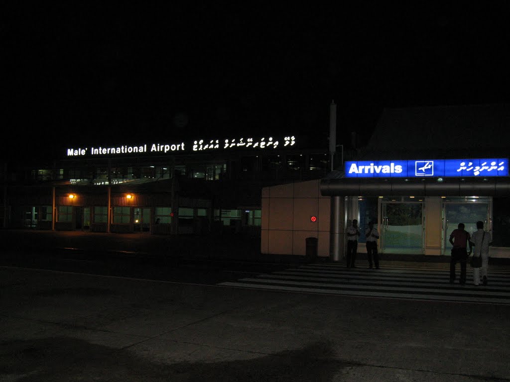 马累机场停机坪 Apron of Male airport by Klaus Song