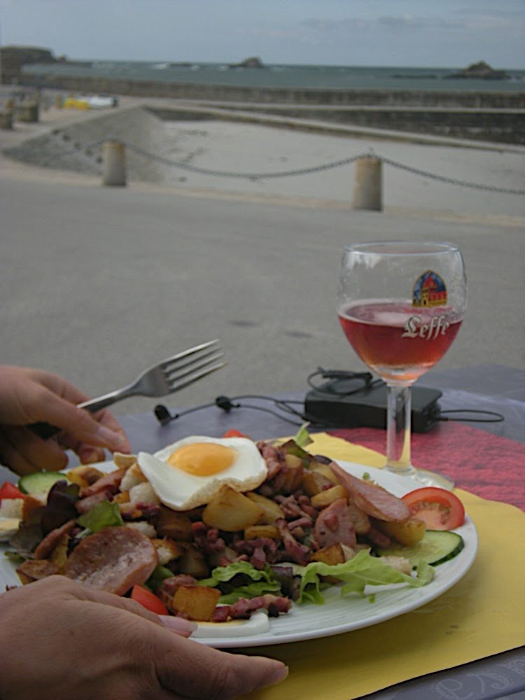 Ce n'est pas bien difficile : à Saint-Pierre de Quiberon il n'existe qu'un port de pêche. On y mange copieux, certains diront gras, mais c'est très bon et il y a tout ce qu'il faut autour pour perdre des calories. Alors on y fonce! by Philippe-Paul Lamber…