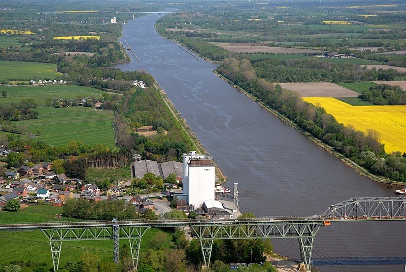 Hochbrücke Hochdonn mit Blick auf Autobahnbrücke der A23 bei Schafstedt, 28.04.2007 by Heiner Jennes