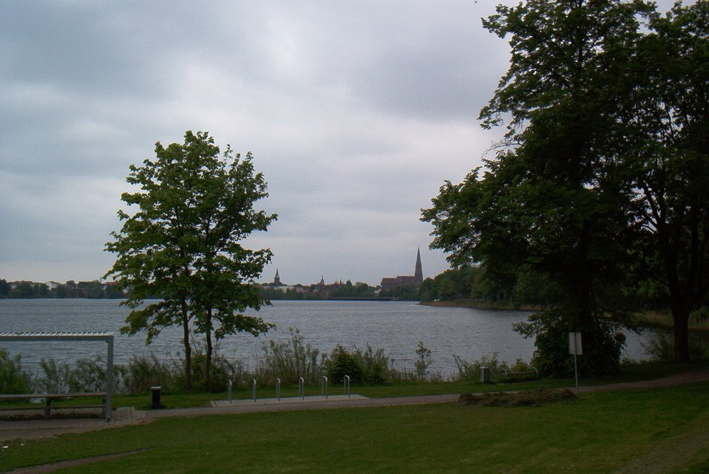 Ziegelinnensee mit Schelfkirche und Dom by DWay