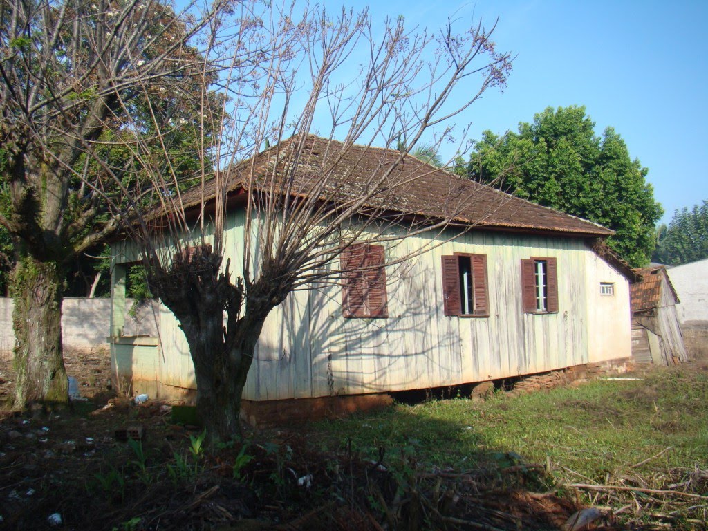 Casa antiga toda de madeira em Estância Velha - RS. by Paulo Noronha