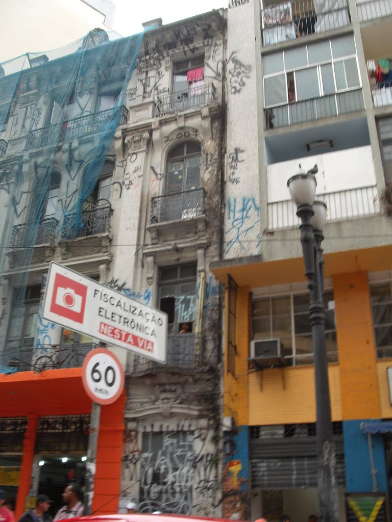 Edifício pixado na Avenida São João by Luzia Frata