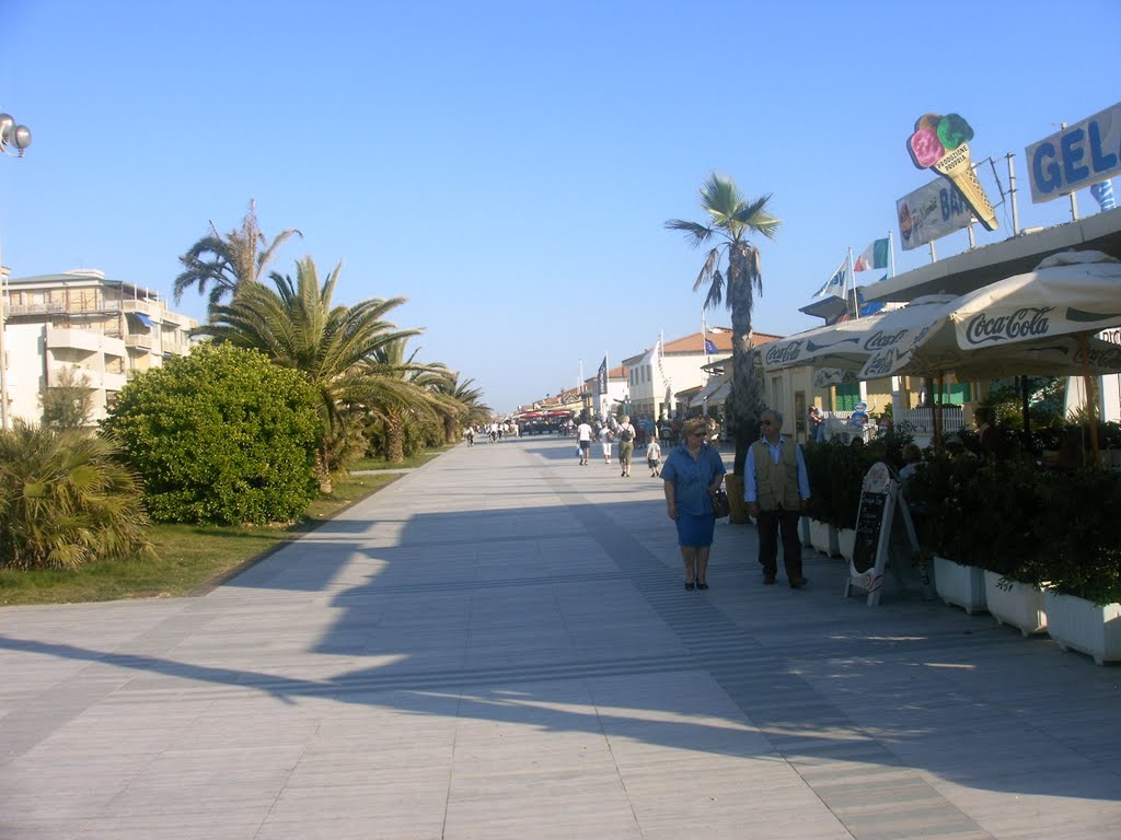 Boulevard in Lido di Camaiore by Helmut Herzig