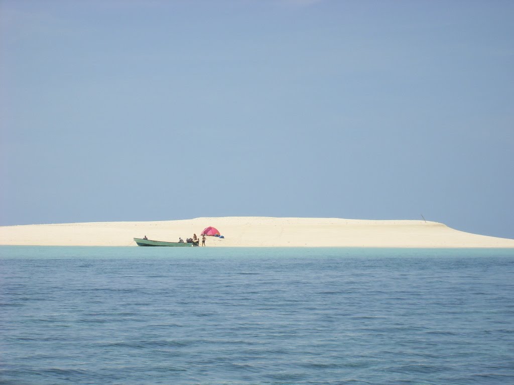 Arrivée sur l'îlot de sable blanc by jopsnet