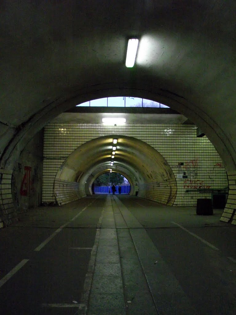 Tunel na dworcu Warszawa - Stadion by cocollino