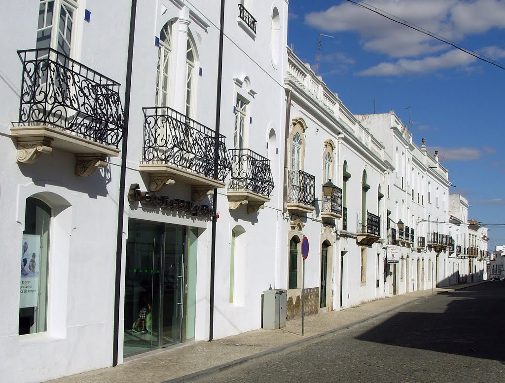 Campo Maior (A harmonia de um casario branco com varandas em ferro) by Majoca