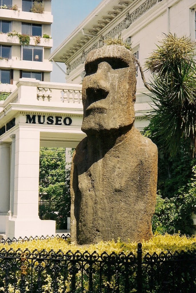 Moai, al lado Museo Fonck de Vina del Mar Chile by rcolonocasio