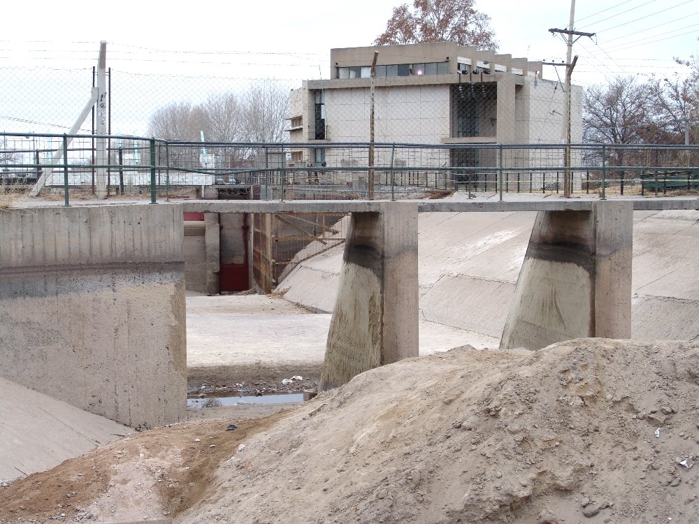 Vieja Usina, durante las obras de cementado del canal, 2007, Gral Roca by Felipe O Diniello