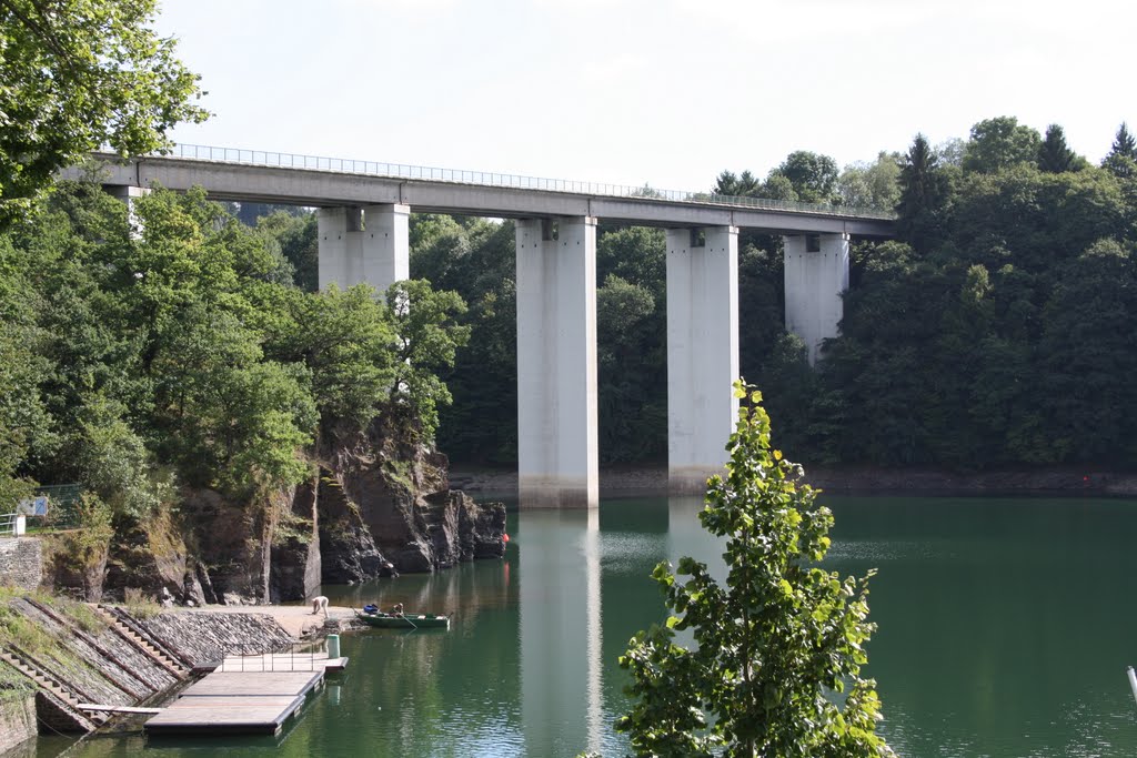 Lac de la Haute Sure by Martin D.