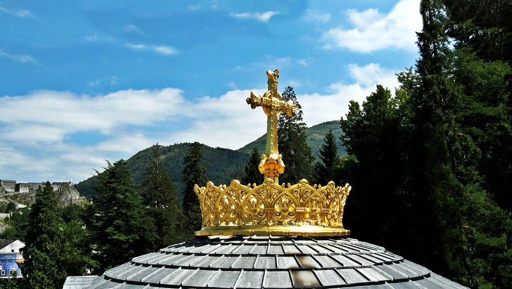 Lourdes - Basilique de chapelet surmonté par une couronne et une croix dorées by RF Rumbao