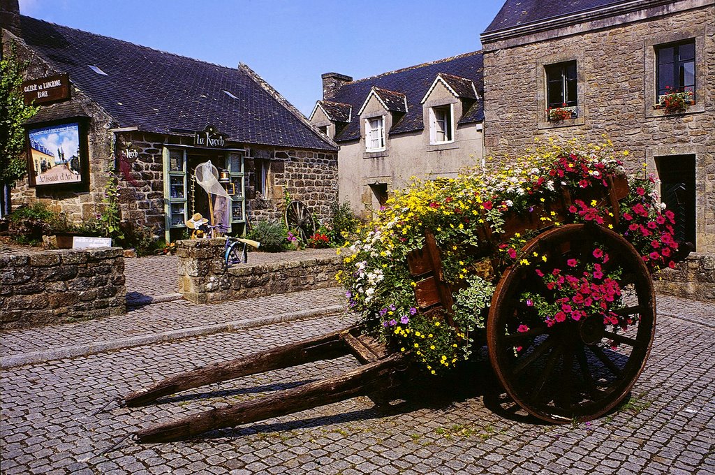 Locronan, carretto fiorito, location dei film "Tess" di Roman Polanski e "Chouans" di Phillipe de Broca, agosto 2001 by Marco Ferrari