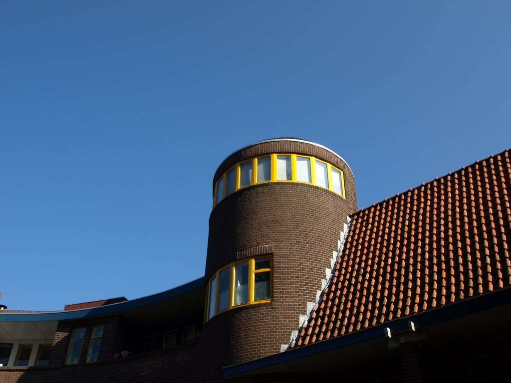 Wooncomplex aan het Bernoulliplein, gebouwd in de stijl van de Amsterdamse School van architect Jo Boer (1895-1971). by Hans R van der Woude