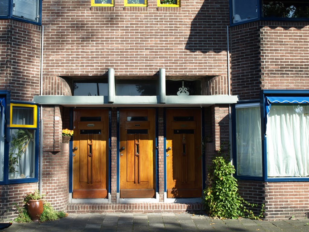 Wooncomplex aan het Bernoulliplein, gebouwd in de stijl van de Amsterdamse School van architect Jo Boer (1895-1971). by Hans R. van der Woud…