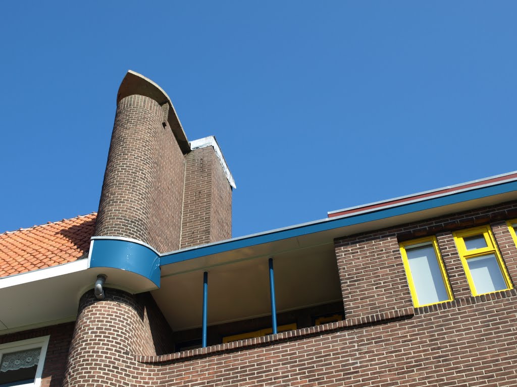 Wooncomplex aan het Bernoulliplein, gebouwd in de stijl van de Amsterdamse School van architect Jo Boer (1895-1971). by Hans R van der Woude