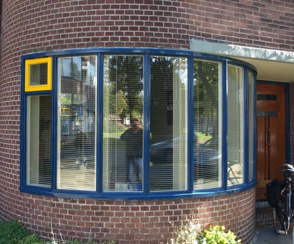 Wooncomplex aan het Bernoulliplein, gebouwd in de stijl van de Amsterdamse School van architect Jo Boer (1895-1971). by Hans R. van der Woud…