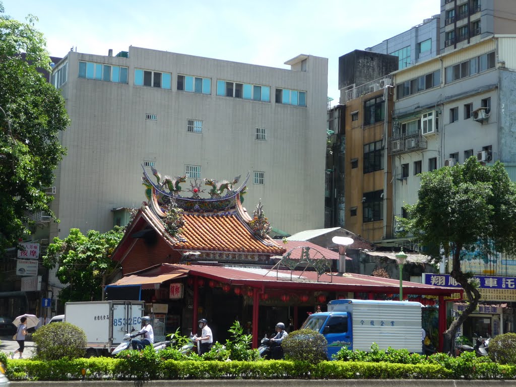 承德路邊的小廟（？） - Small temple (?) along Chengde Road by Samfu II