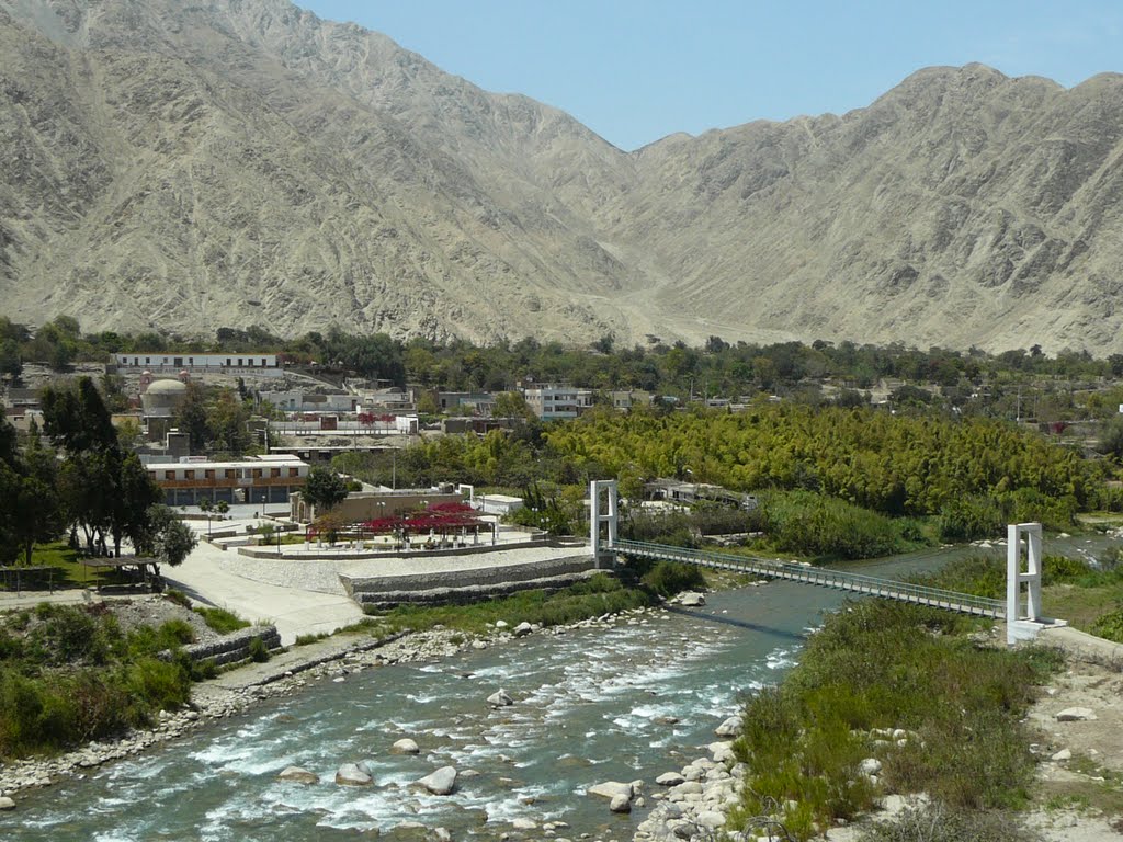 Puente Colgante de Paullo visto desde Lúcumo by Jean Pierre Kamiya