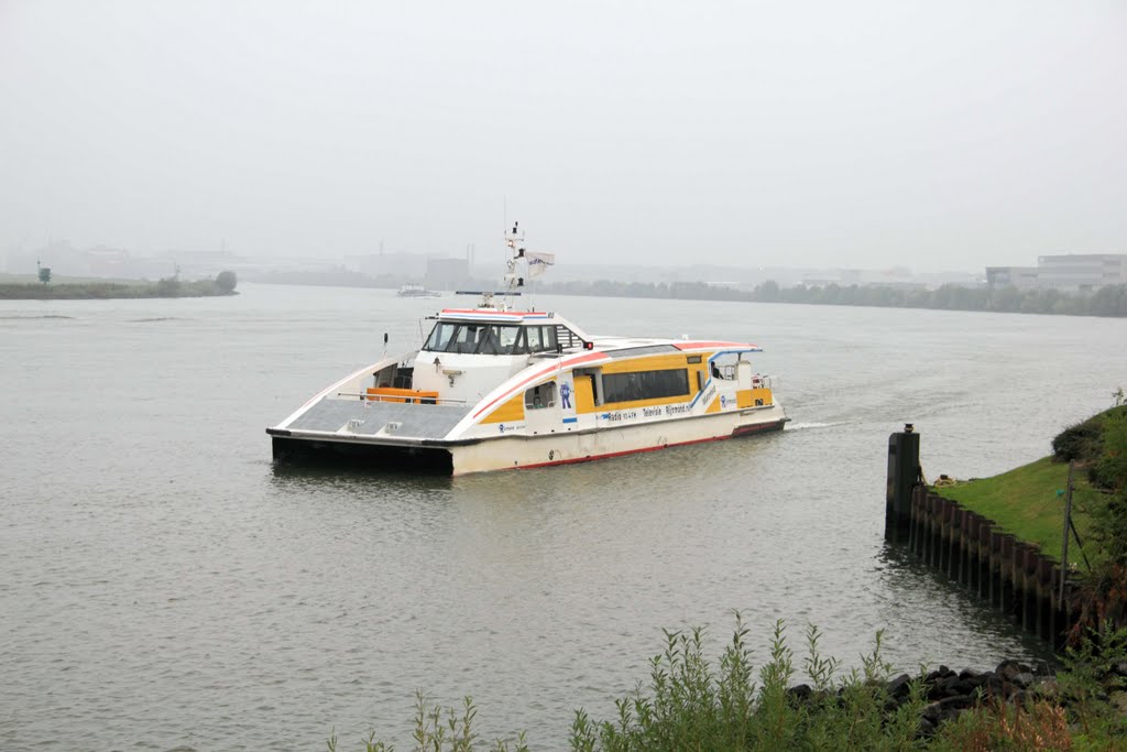 Waterbus in de ochtendmist by tonus