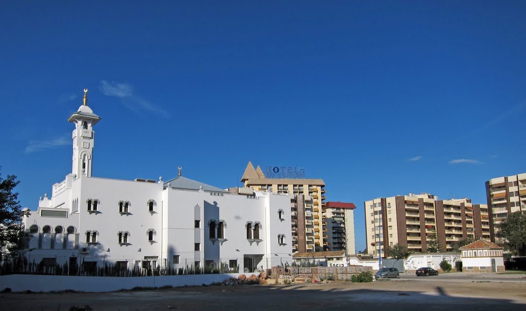 Mosque and Hotel Las Piramides 2010-09-24 by wambam23