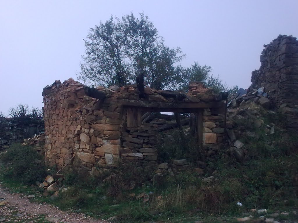 Ruinas de construcciones en Foncebadon -- Región Leonesa by El Miedalo