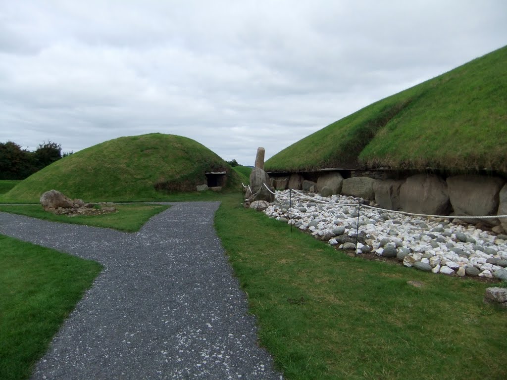 Mounds at Knowth, Brú na Bóinne (Sep 2010) by laztozia