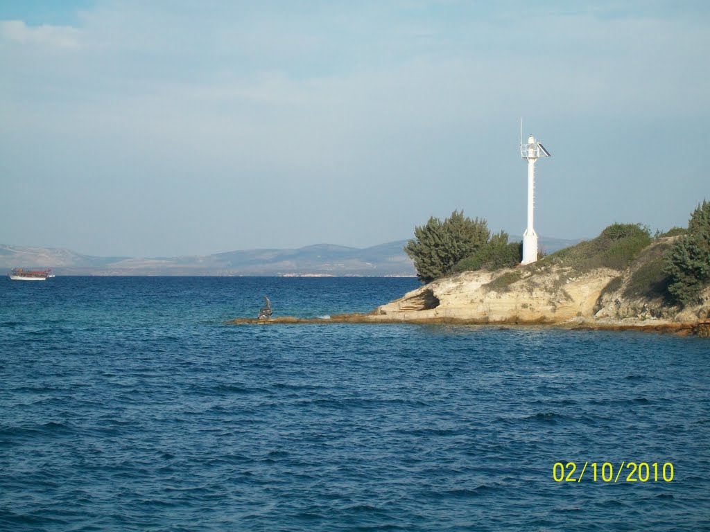 Dalyan'ın deniz feneri ve önünde oturan deniz kızı by görkem kösehasanoğul…