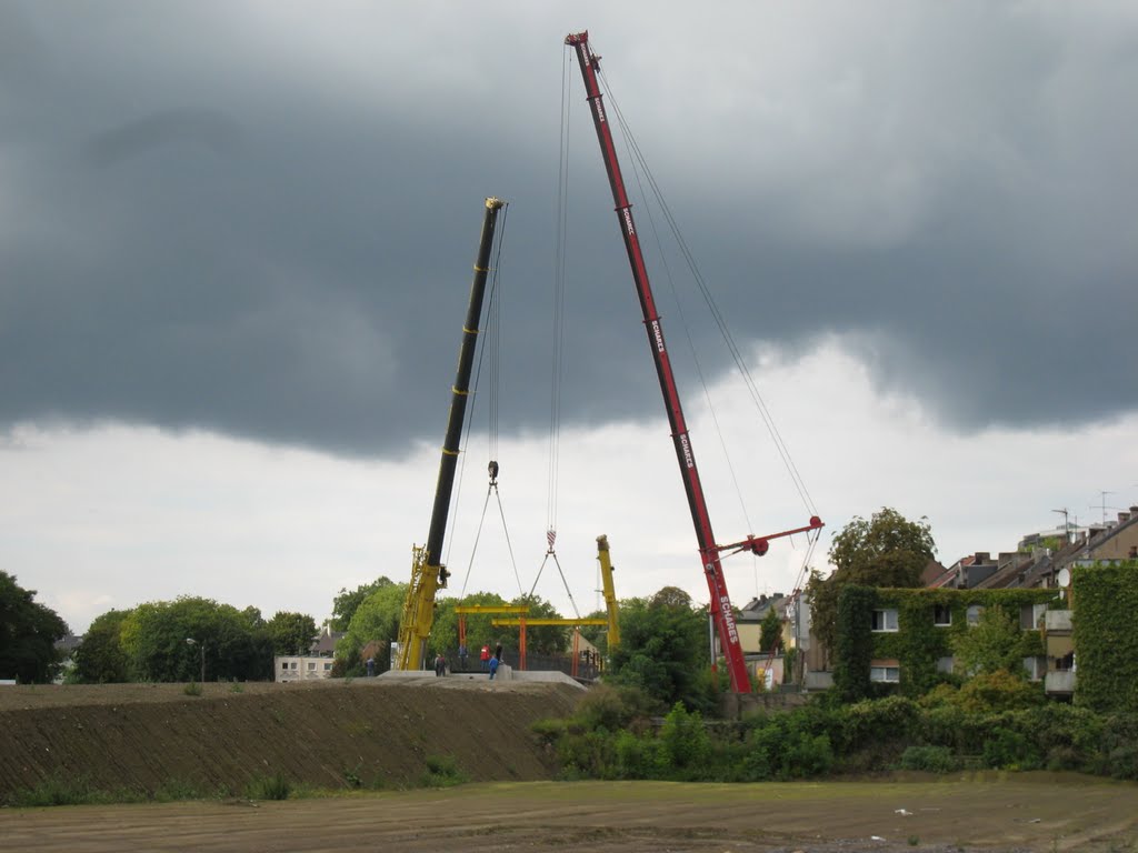 Einheben der Fuß- und Radwegbrücke Faßstraße 28.08.2010 by Thomas Bauckmeier